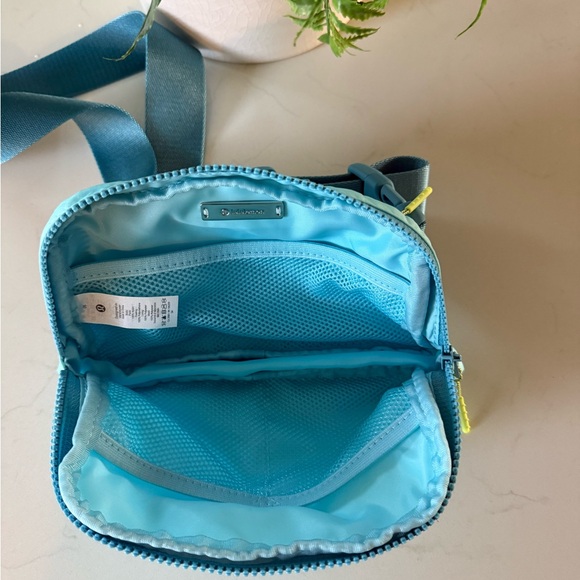 🌟 Lululemon Icing Blue Everywhere Belt Bag - Picture 5 of 7